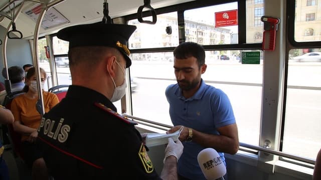 Bakıda polis avtobus sərnişinlərinin maskadan istifadəsi ilə bağlı reyd keçirib - VİDEO