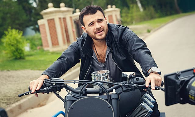 Emin Ağalarov işçilərin maaşlarını ödəmək üçün maşınlarını satır