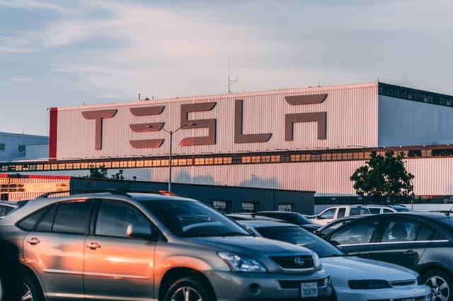 Tesla dünyanın ən bahalı avtomobil istehsalçısı oldu: bazar dəyəri nə qədərdir?