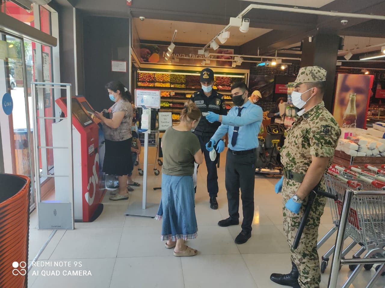 Bakıda marketlərdə polis postları