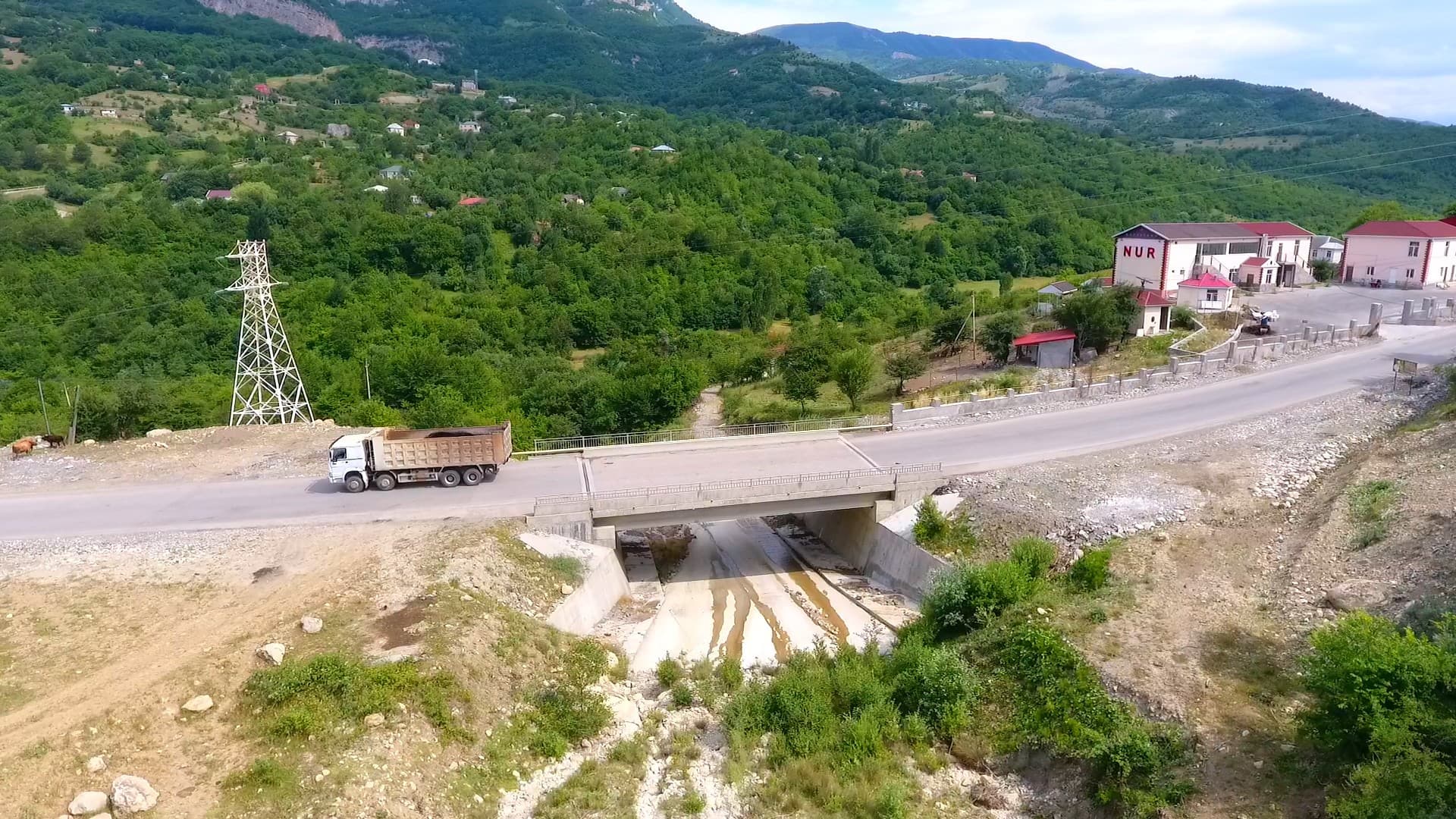 Turizm imkanlarını genişləndirən yolun yenidən qurulması yekunlaşır