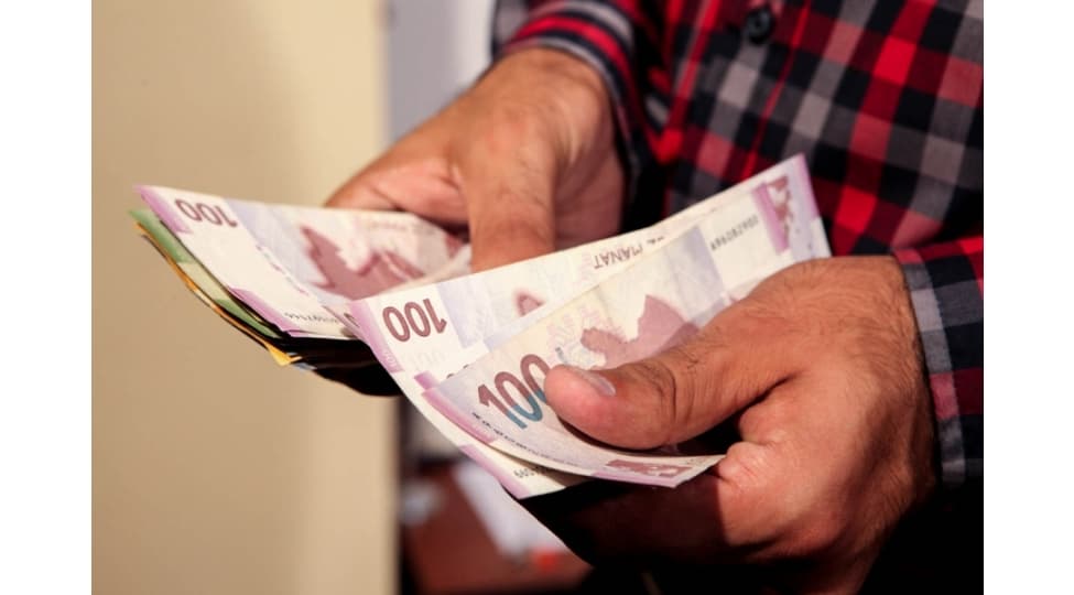 Ölkədə orta aylıq əmək haqqı azalmağa doğru istiqamətlənib