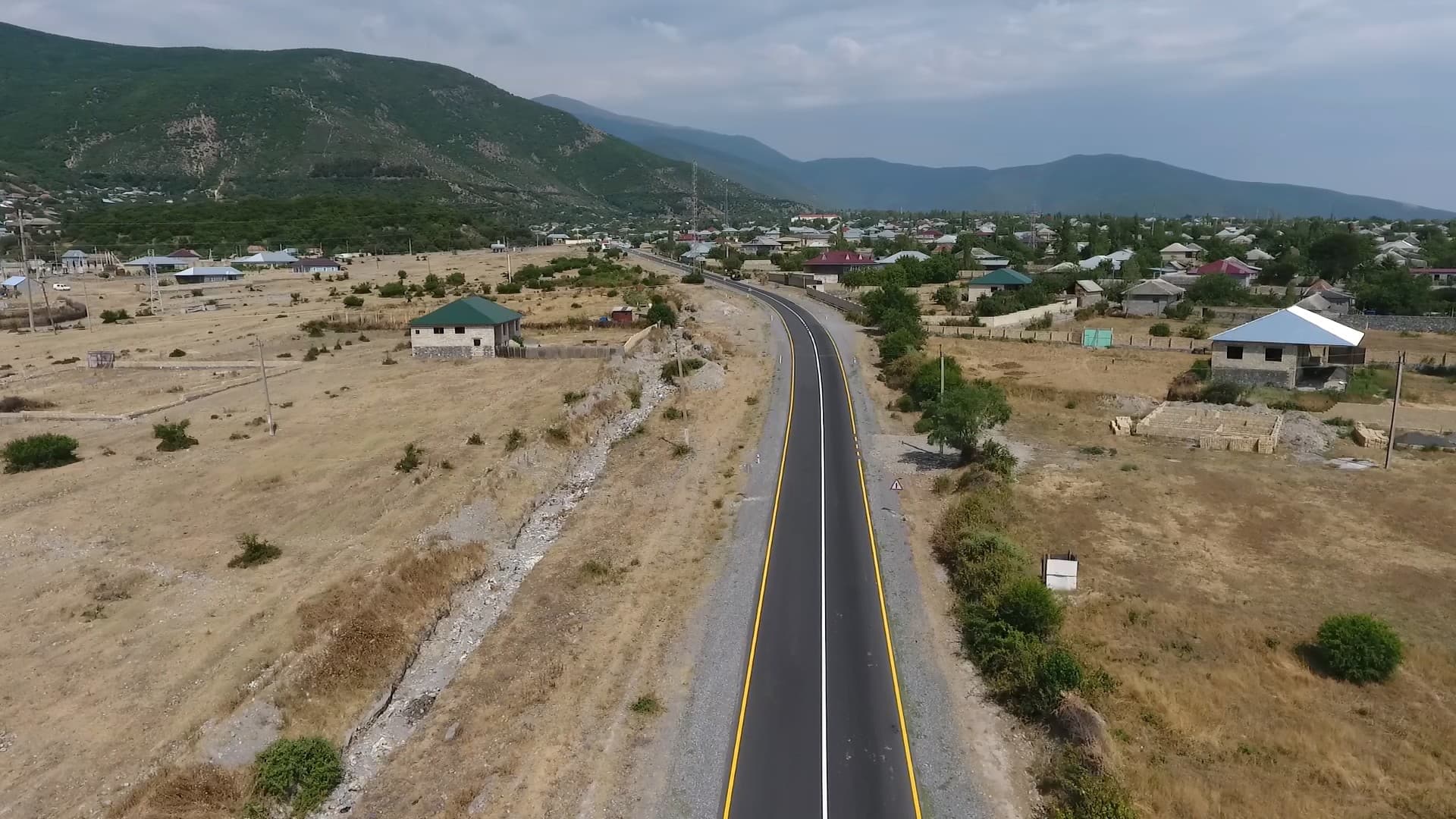 6 yaşayış məntəqəsini əhatə edən yollar yenidən qurulub