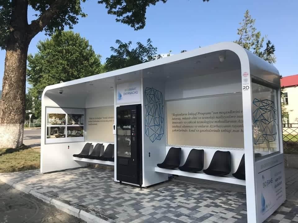 Azərbaycanda ilk dəfə pulsuz vay-fayı və mini barı olan dayanacaq quraşdırılıb