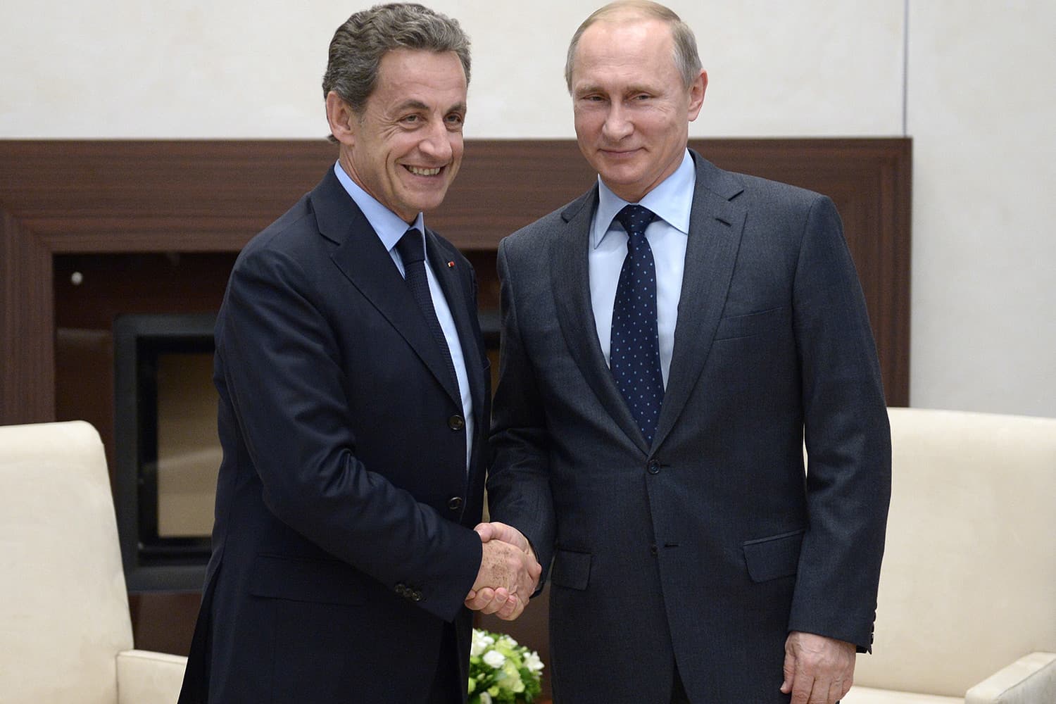 Sarkozi: Putinlə eyni anda əlimizi şokolada uzatdıq...