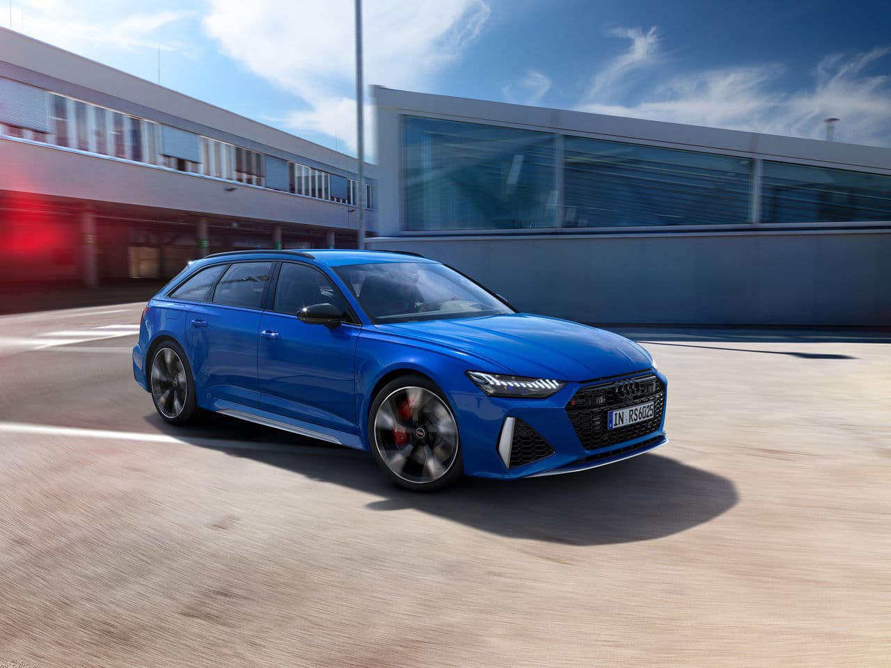 Audi RS modelinin ön fənərində damalı bayraq təsvir olunacaq - FOTO