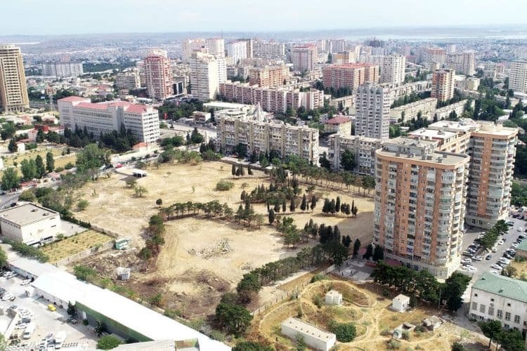 İlham Əliyev Yasamal rayonunda salınacaq meşə tipli yeni parkda görüləcək işlərlə tanış olub