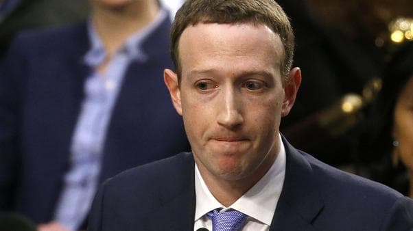 Zuckerberg facebook-a görə ifadə verib