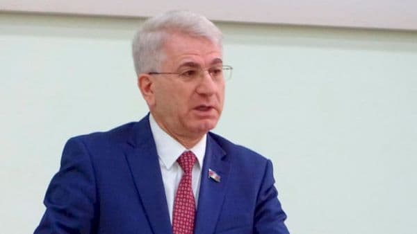 Deputat danışdı: “Mən o toya dəvət olunmamışam”