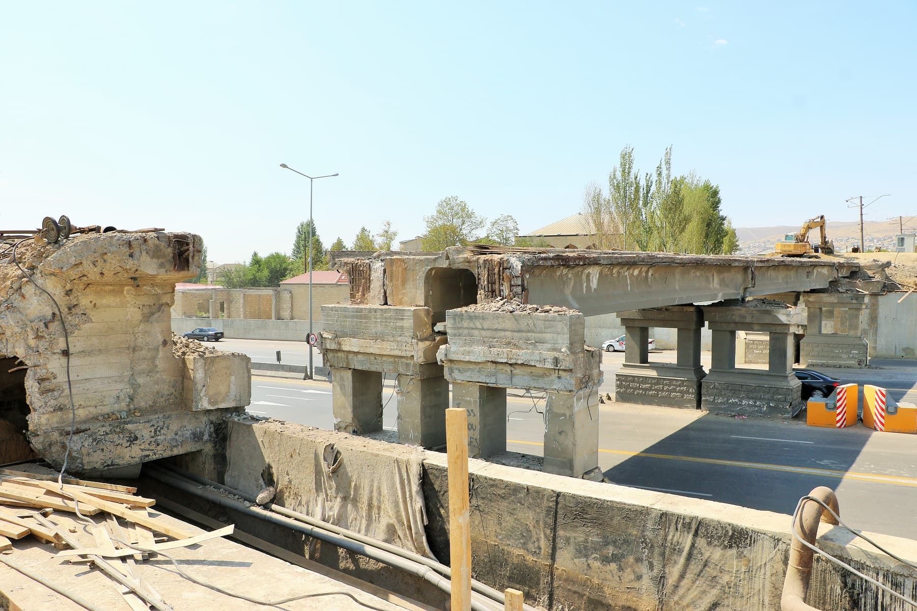 Dəmir yolu körpüsünün söküntüsü işlərinə start verilib