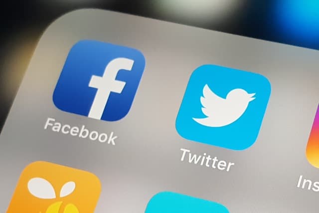 Facebook və Twitter Rusiya ilə əlaqəli hesabları blokladı