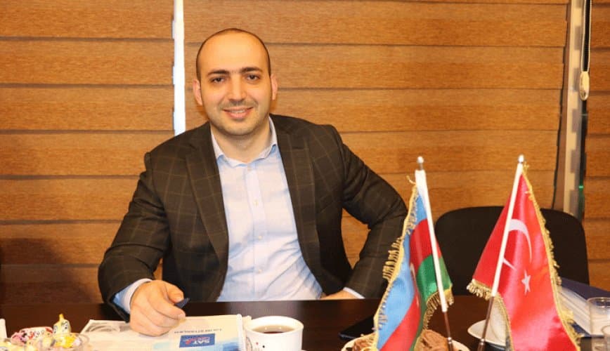 Müştəri səs tonunu qaldırdıqca, peşəkar işçi səs tonunu aşağı salır