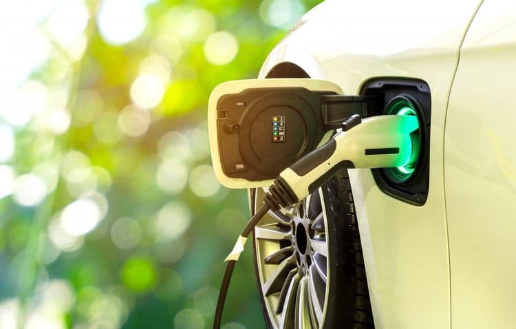 Dünyada yeni enerji mənbələri ilə işləyən avtomobillərin payı ötən il rekorda çatıb