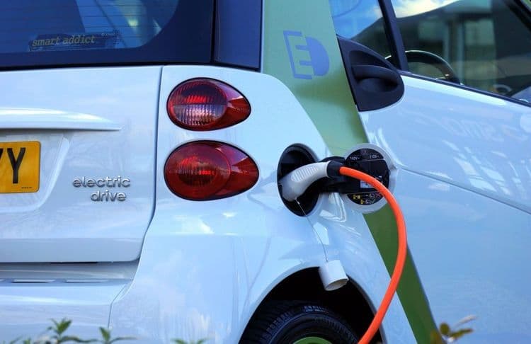 "Total" Böyük Britaniyanın nəhəng avtomobil enerji doldurma şəbəkəsini satın alır