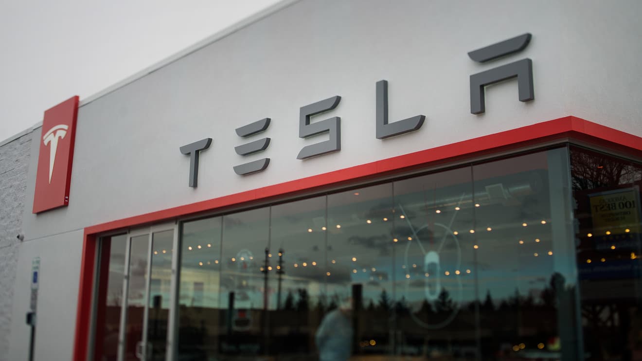 Tesla avtopilotla bağlı yeni funksiya üzərində çalışır