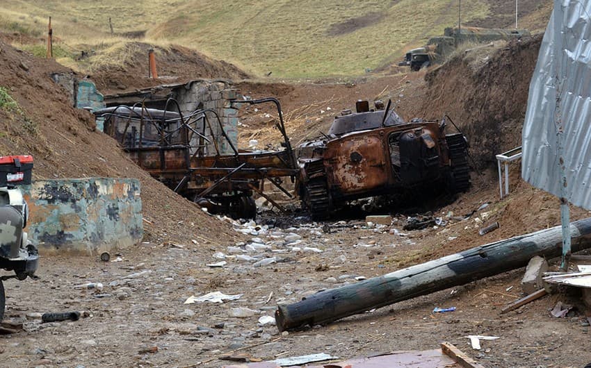 Erməni tankları öz artilleriya bölmələrinin atəşinə məruz qalıb