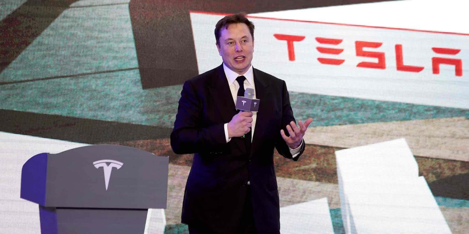 Tesla: İlon Mask yalnız bir gündə