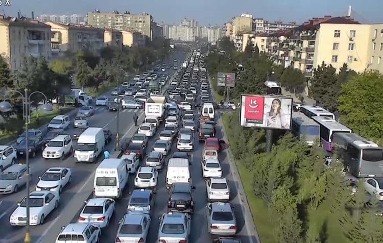 Bakıda bir neçə küçə və prospektdə tıxac yaranıb