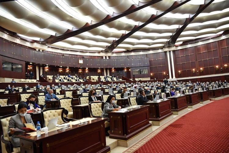Əmrin imzalandığı gün birbaşa kadr zabit heyətinə könüllü daxil olanlar üçün həqiqi hərbi xidmət başlayacaq