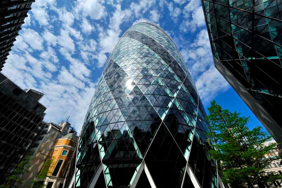 Swiss Re-nin xalis zərəri 690 milyon dolları keçib