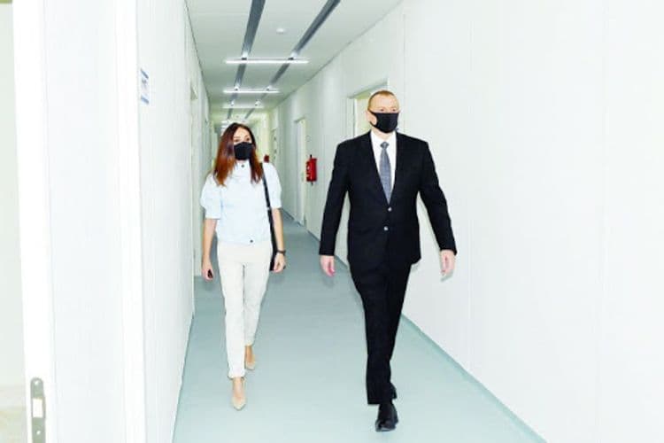 İlham Əliyev və Mehriban Əliyeva 1 saylı Kliniki Tibbi Mərkəzdə müalicə olunan hərbçilərlə görüşüblər