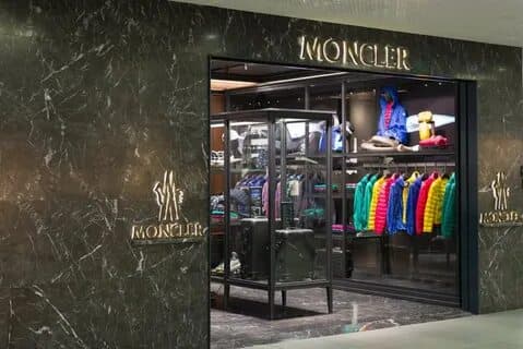İtaliyanın Moncler şirkəti  Stone Island-ı alır
