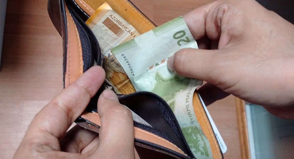 Bu il hər bir istehlakçı ötən ildən 23 manat az pul xərcləyib
