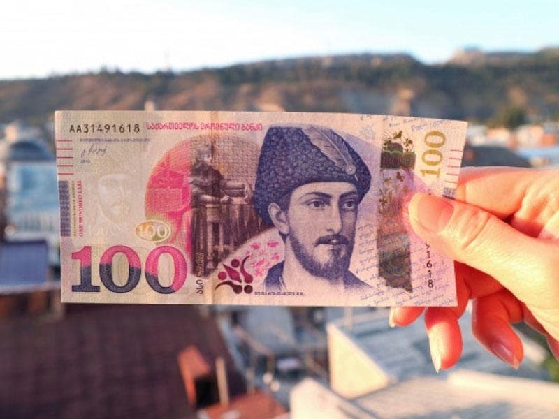 Lari bahalaşıb