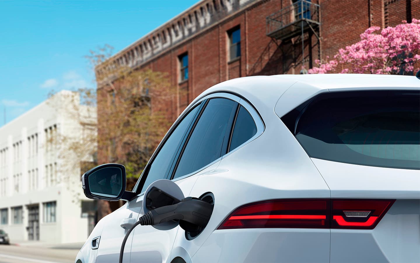 Jaguar Tesla ilə rəqabətə girir