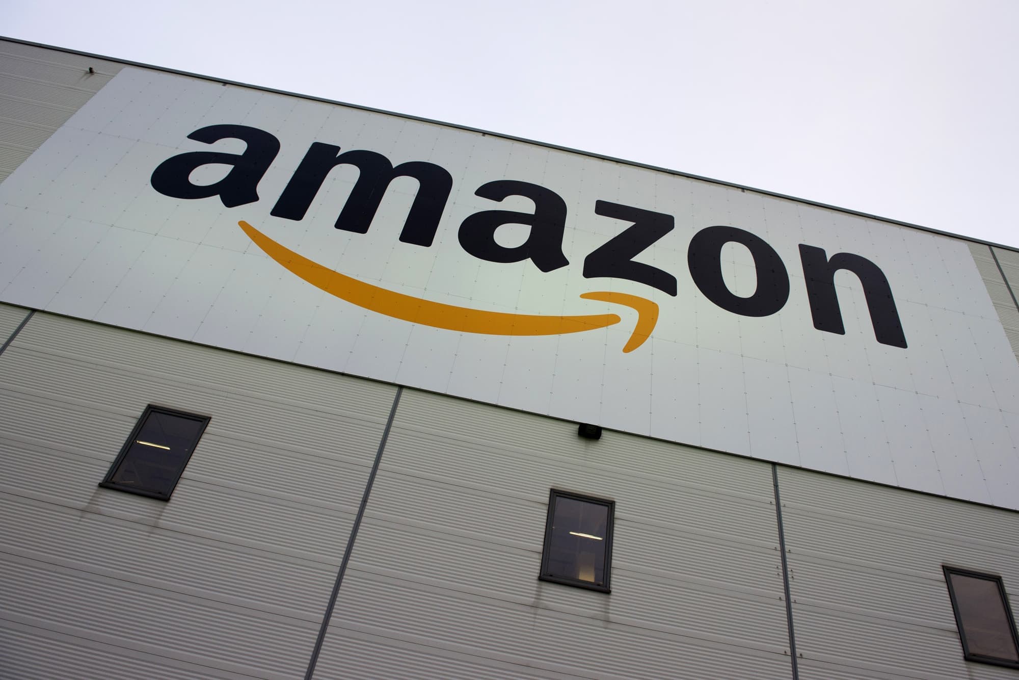 "Amazon" "Parler"in fəaliyyətini dayandırır