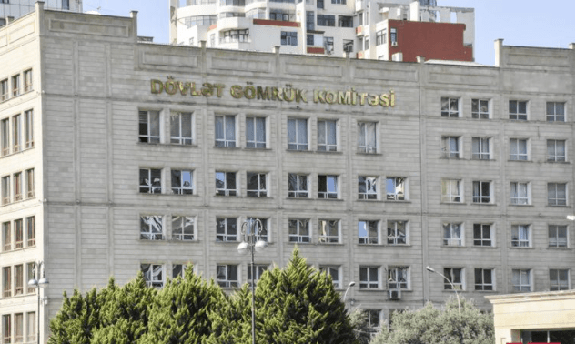 Gömrük orqanlarının vəzifəli şəxslərinin döş nişanından istifadə qaydası müəyyənləşib