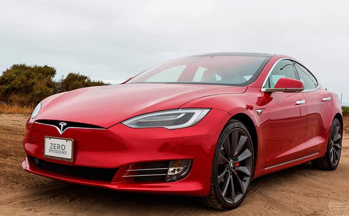Park halında olan Tesla Model S yandı