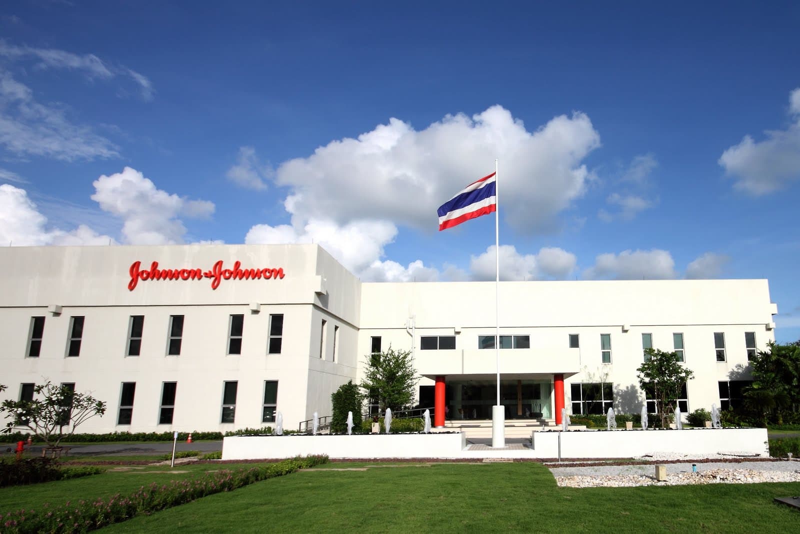 "Johnson & Johnson"un xalis mənfəəti ötən il 3%-dək azalıb