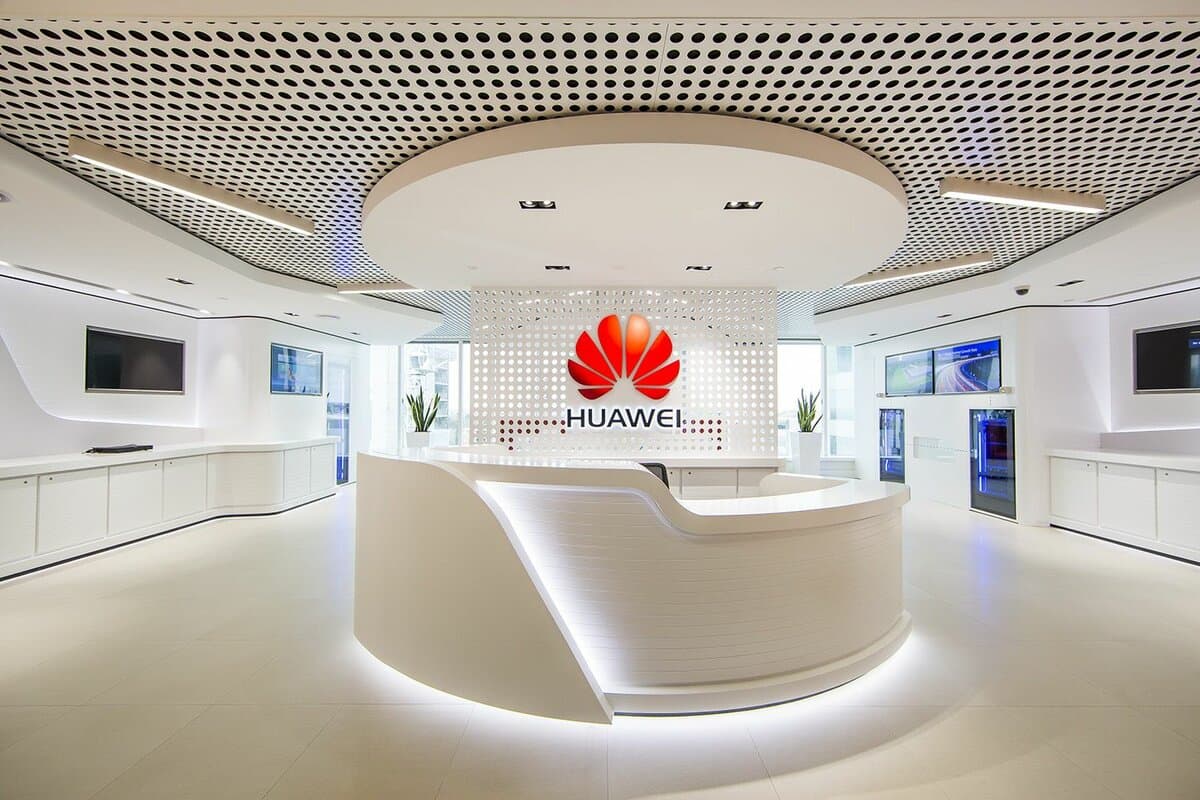“Huawei”in satışları KƏSKİN AZALIB