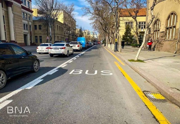 Daha bir küçədə xüsusi avtobus zolağının təşkili işləri yekunlaşıb