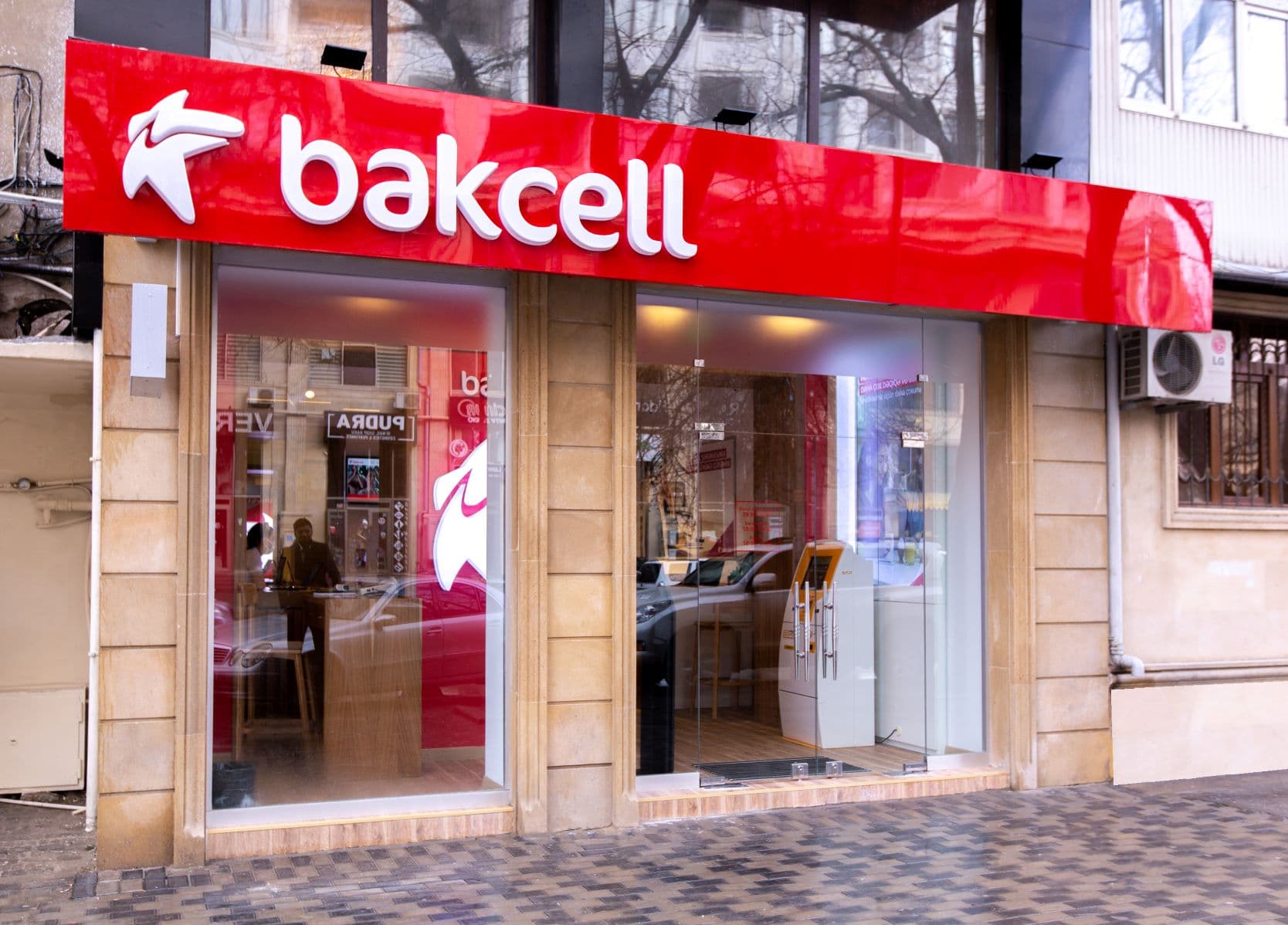 Bakcell Bakıda yeni konsept mağazasını təqdim etdi