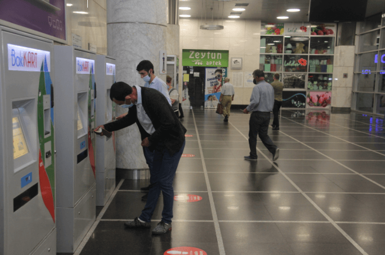 Metro stansiyalarının vestibülləri gediş haqqının kartlara yüklənməsi üçün açılıb