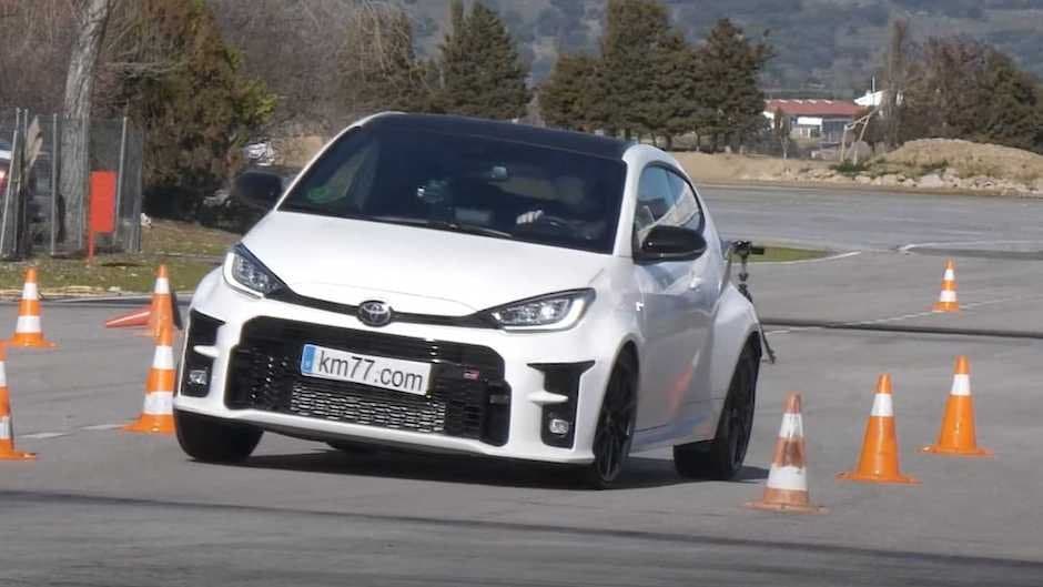Toyota-nın yenilənmiş modeli manevr edib - VİDEO