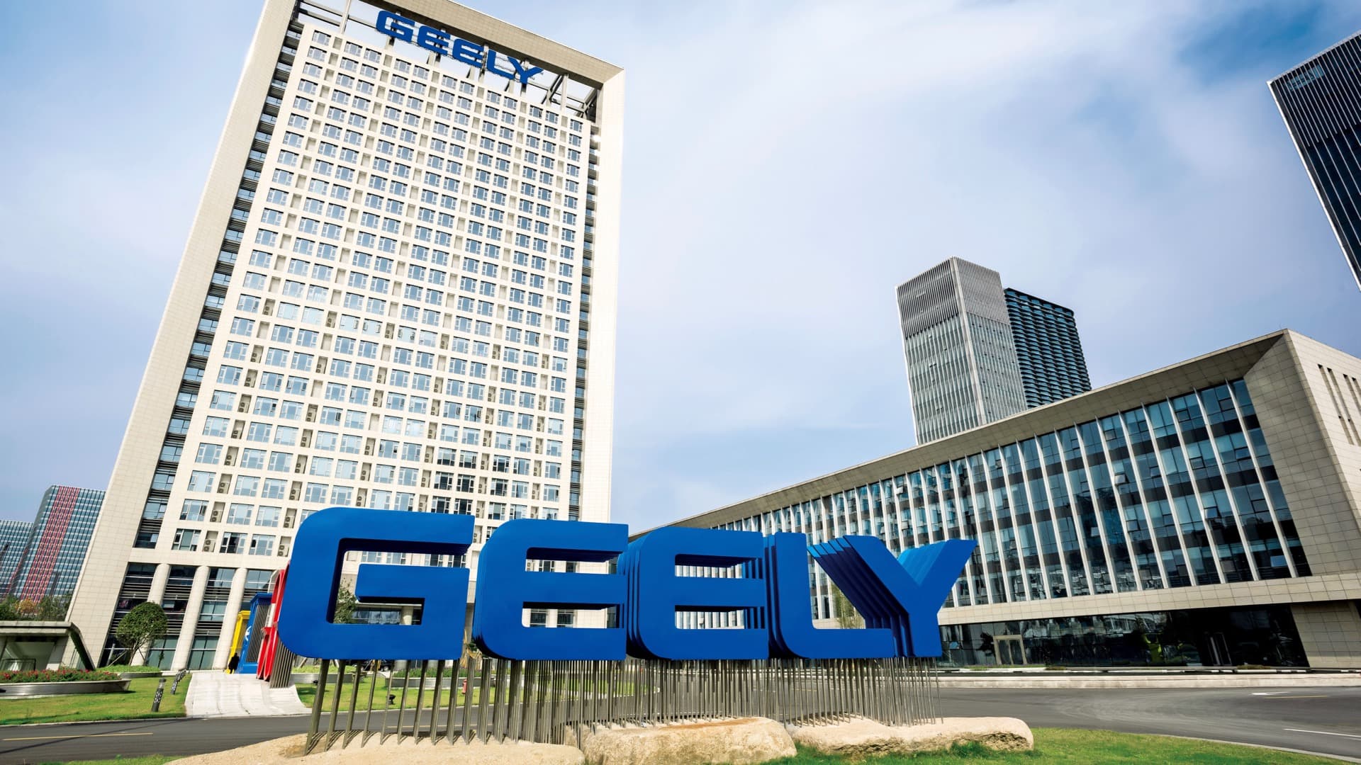 "Geely" 18 mindən çox avtomobili geri çağırır