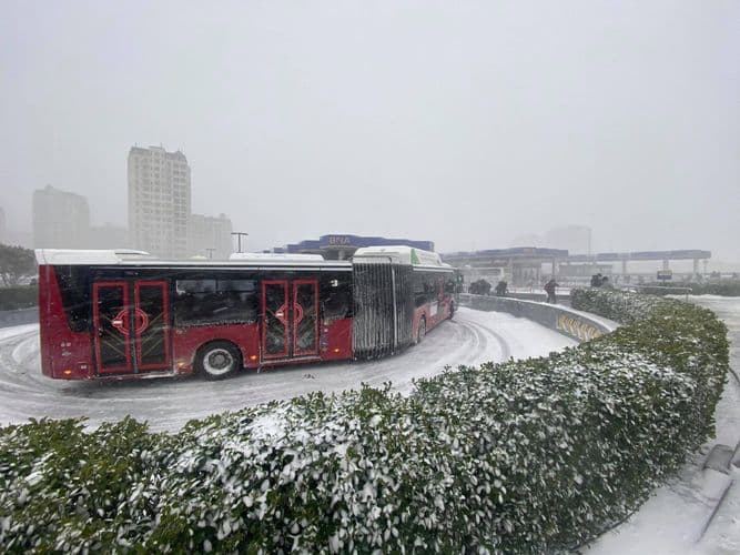 BNA: Qarlı hava Bakıda nəqliyyat vasitələrinin hərəkətini çətinləşdirib