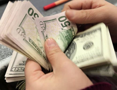 Azərbaycanda banklar bu gün nə qədər dollar alıb?