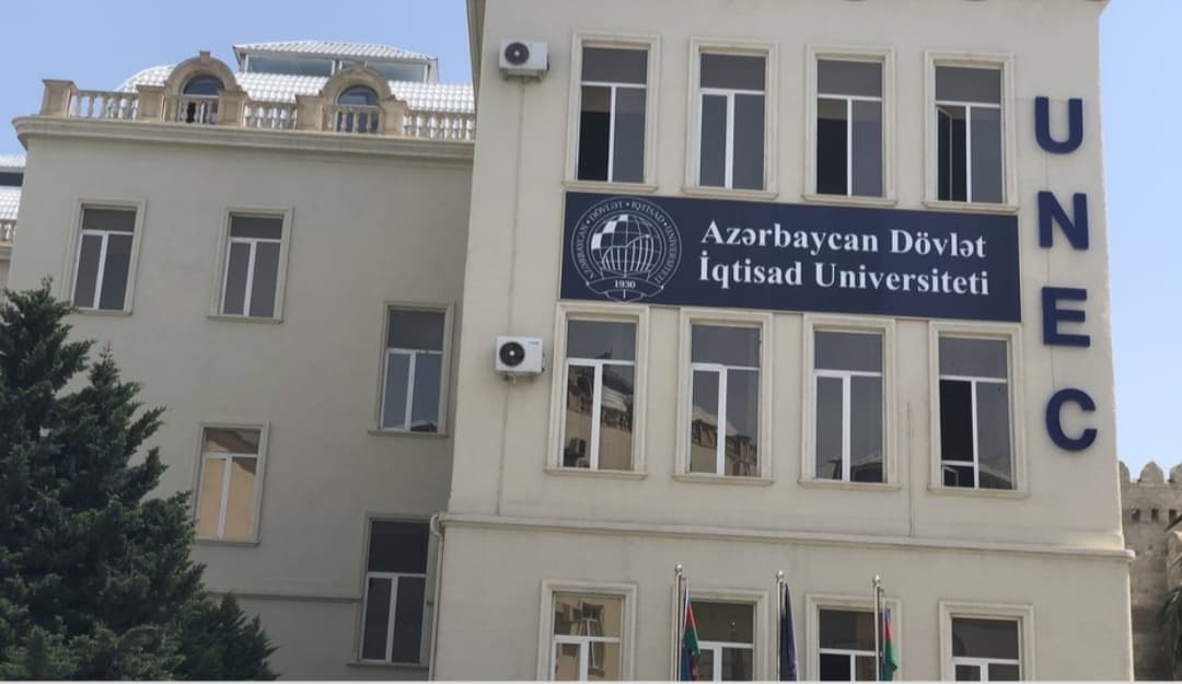 UNEC tələbələri bank sistemi barədə - Məlumatlandırılıb