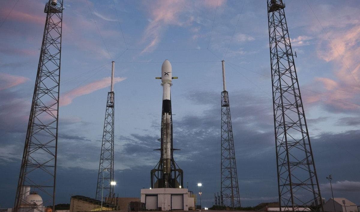 "SpaceX" Starlink peykləri ilə raket buraxılışı təxirə salıb