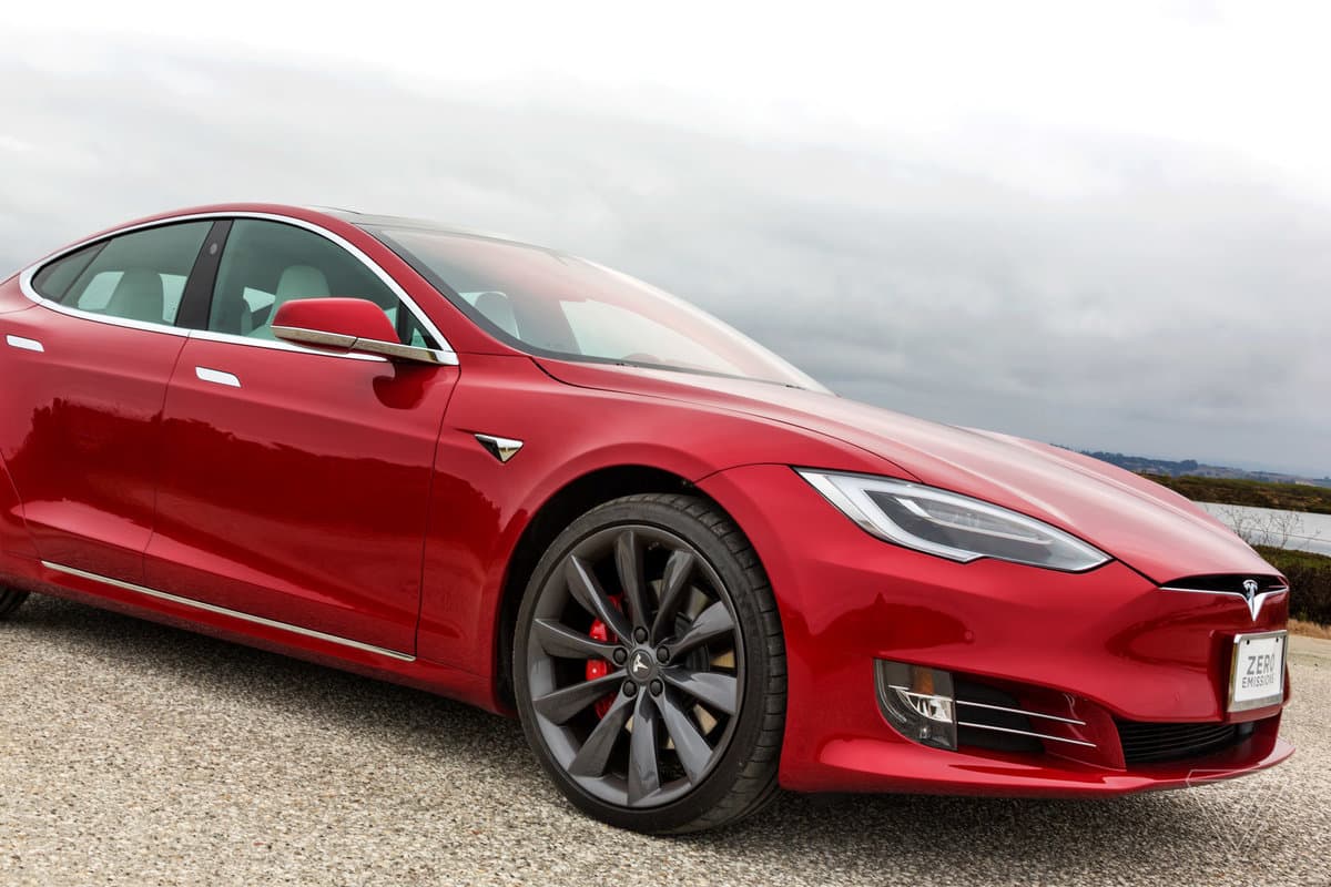 Tesla-nın avtopilot sistemi gözlənildiyi kimi yüksək səviyyəli olmayacaq