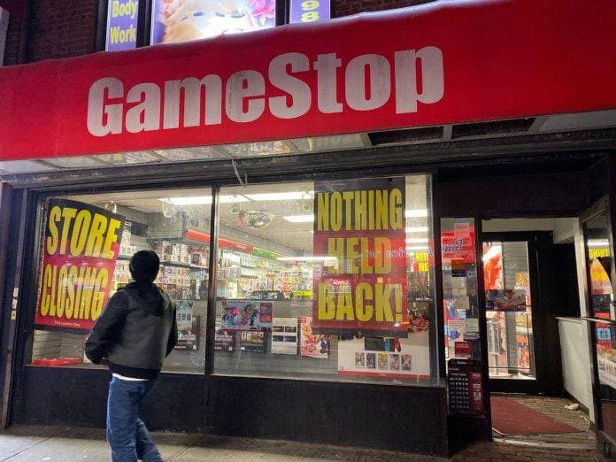 “GameStop”un səhmləri 25 dəqiqə ərzində yarıya qədər “çöküb”