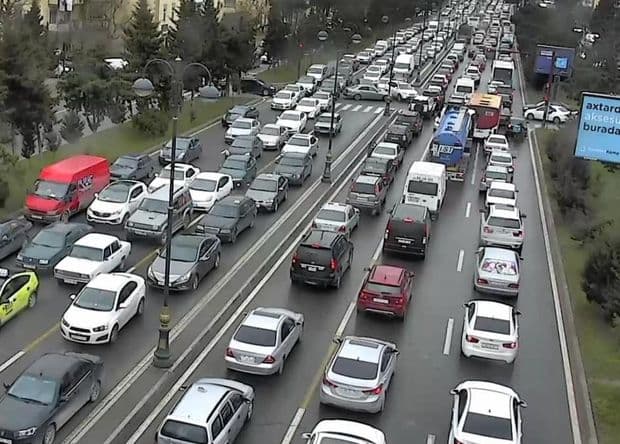 Paytaxtın bir çox küçə və prospektlərində sıxlıq var - SİYAHI + FOTO