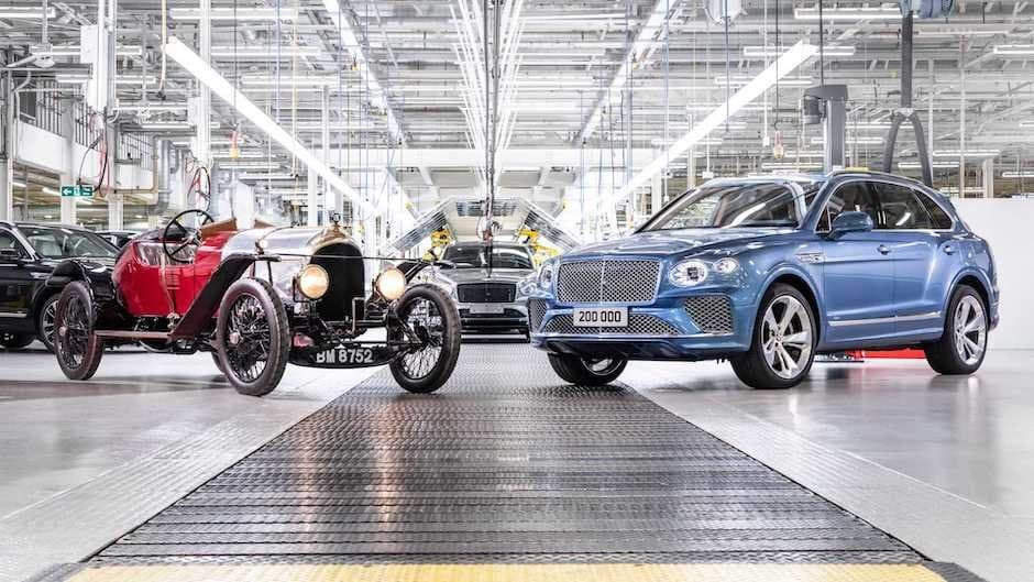 Bentley iki yüz mininci avtomobilini buraxıb - FOTO