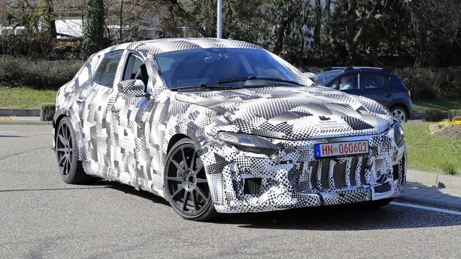 Ferrari yeni modelinin görüntüləri yayılıb