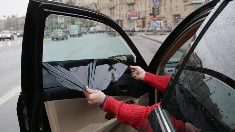 Avtomobillərin ön şüşəsinin yuxarısına rəngli plyonka bərkidilməsi qadağan edilib