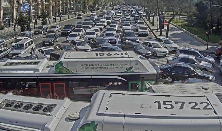 Paytaxtın bir sıra küçə və prospektlərində sıxlıq müşahidə edilir